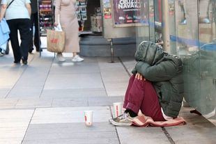 Una persona sin hogar en una calle del centro de Madrid.
