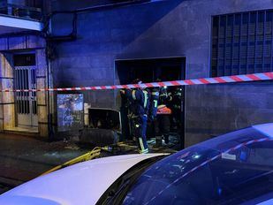 Los bomberos rescatan a 19 personas atrapadas en un edificio de Vallecas por un incendio en el cuarto de contadores