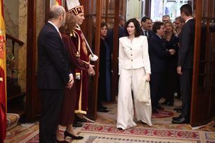 Isabel Díaz Ayuso saluda a la presidenta del Congreso, Francina Armengol