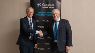 CaixaBank premia a José Luis Santos por su trayectoria en el sector hotelero