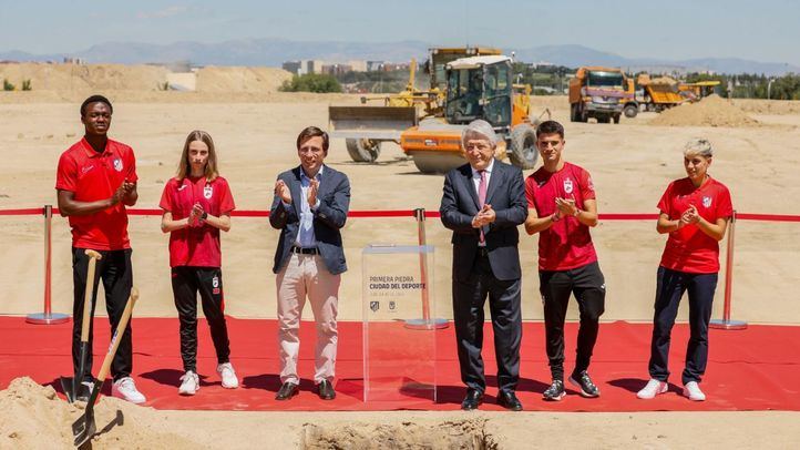 El alcalde de Madrid, José Luis Martínez Almeida, y el presidente del Atlético de Madrid, Enrique Cerezo, en la puesta de la primera piedra de la Ciudad del Deporte