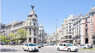 Circulación de vehículos por el centro de Madrid.