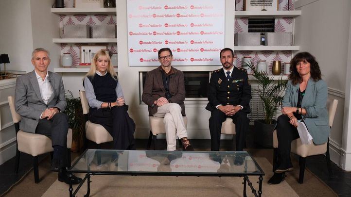 Susana Pérez, redactora jefa de Madridiario; Diego Alejandro Palomino, jefe de Seguridad Lógica de la Unidad Central de Ciberdelincuencia de la Policía Nacional; Guillermo Obispo, responsable de Coordinación del Centro de Ciberseguridad del Ayuntamiento de Madrid; Laura del Pino Jiménez, responsable de Seguridad de la Información de BBVA España; y Juan José Nombela, miembro de la junta directiva de Isaca Madrid, en Casa Club.