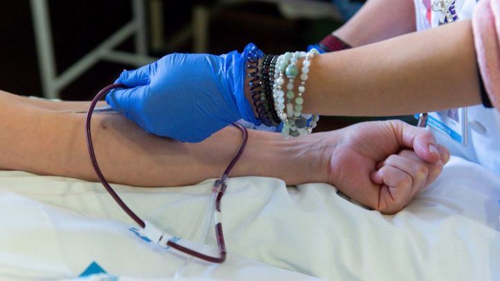 El brazo de un donante de sangre durante la celebración de los actos por el maratón de donación de sangre en el vestíbulo del hospital Ramón y Cajal, a 20 de noviembre de 2024