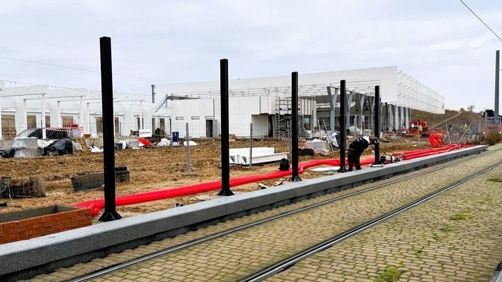 Parada de tranvía en la estación de Cercanías de Parla Norte