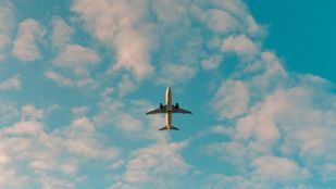 Un avión volando.