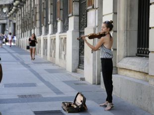 una violinista toca en la calle Alcala