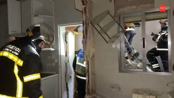 Bomberos acceden a la vivienda en la que se ha producido una explosión en Moraleja de Enmedio
