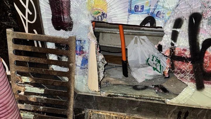Escaparate roto con una tapa de alcantarilla para robar