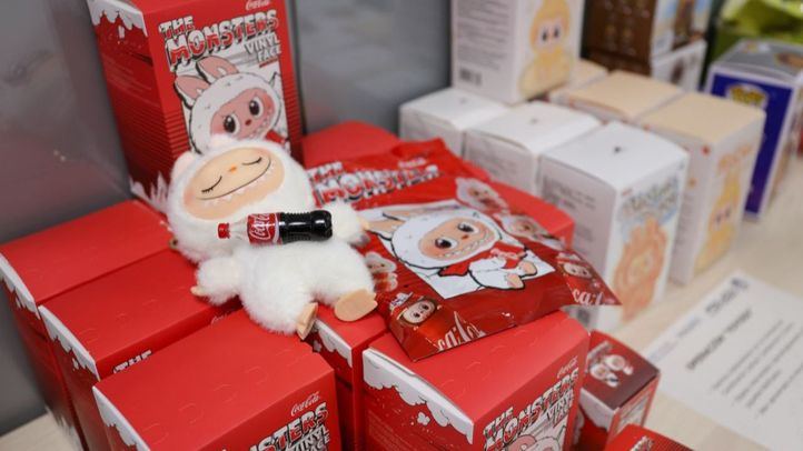 Inma Sanz visita la comisaría de Policía Municipal donde se almacenan los juguetes falsificados incautados de cara a las fiestas navideñas