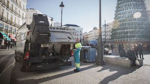 Navidad en el Centro de Madrid: así es el despliegue técnico para garantizar la limpieza viaria