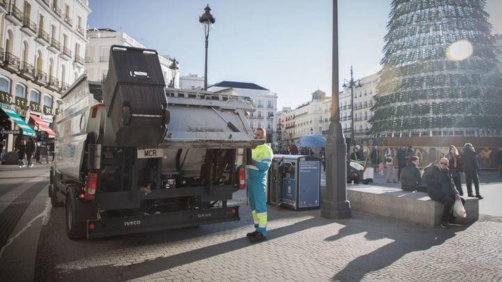 Un operario de limpieza en la Puerta del Sol