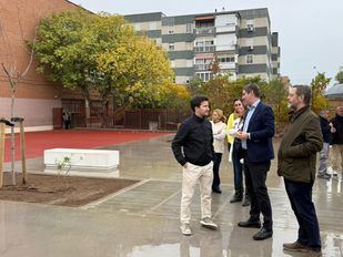 El patio que une generaciones: Aluche se levanta contra un plan del Gobierno de Almeida