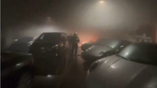 Bomberos controlan un incendio en un concesionario de vehículos de alta gama