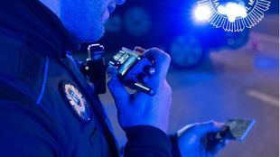 Un agente de la Policía Municipal de Madrid comprueba la documentación de una persona