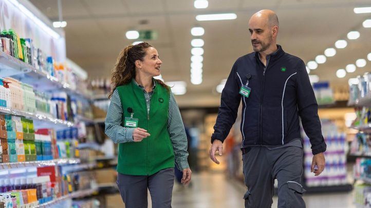 Trabajadores de Mercadona en un supermercado.