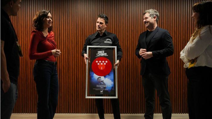 La Comunidad de Madrid homenajea a Dani Martín por sus diez conciertos en el Movistar Arena con todas las entradas vendidas