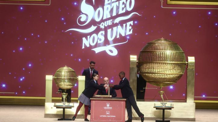 Dos niños del Colegio de San Ildefonso, cantan los números premiados durante la celebración del Sorteo Extraordinario de la Lotería de Navidad 2025