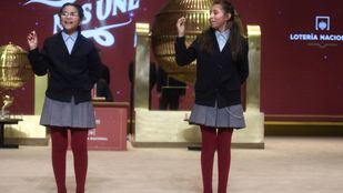 Dos niñas del Colegio de San Ildefonso, cantan el premio de la Lotería de Navidad, durante la celebración del Sorteo Extraordinario de la Lotería de Navidad 2025