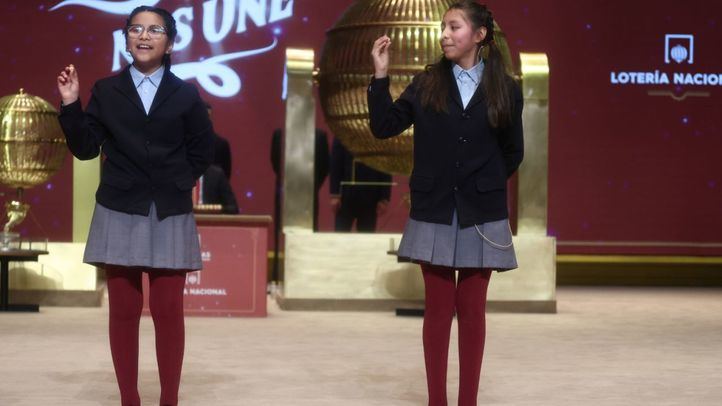 Dos niñas del Colegio de San Ildefonso, cantan el premio de la Lotería de Navidad, durante la celebración del Sorteo Extraordinario de la Lotería de Navidad 2025