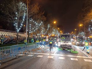 Así se limpian las calles de Madrid tras las campanadas en Sol y la Cabalgata de Reyes