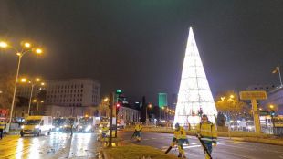 Trabajadores de limpieza tras la cabalgata de los Reyes Magos