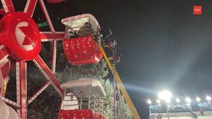 Bomberos rescatan a cinco personas atrapadas en una noria infantil en Móstoles