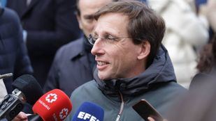 José Luis Martínez-Almeida y Borja Carabante presentan el autobús de la Navidad de la Empresa Municipal de Transportes de Madrid