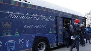 El bus de la Navidad de EMT vuelve a Cibeles para recoger cartas a los Reyes Magos