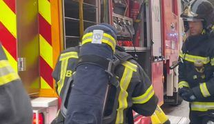 Los bomberos intervienen en el incendio de un coche en un garaje de Carabanchel