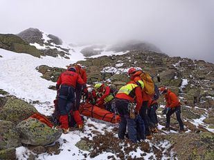 La Guardia Civil rescata a dos personas accidentadas en la Sierra de Guadarrama