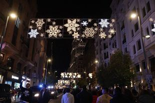 Luces navideñas en forma de copo de nieve en Madrid