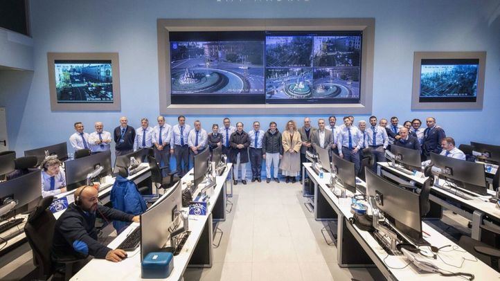 El alcalde de Madrid, José Luis Martínez-Almeida, recorre en Nochebuena los principales servicios esenciales que trabajan en estas fiestas navideñas.