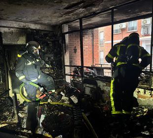 Un incendio en una vivienda de Móstoles obliga a atender a cinco personas