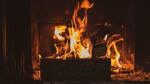 La Comunidad recomienda evitar el uso de maderas resinosas en chimeneas por riesgos de incendio