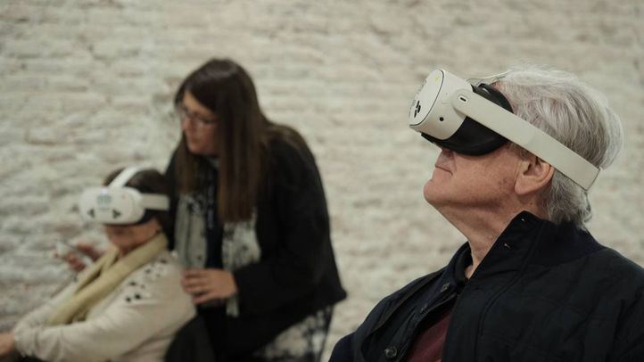 Mayores participan en una actividad con gafas de realidad virtual