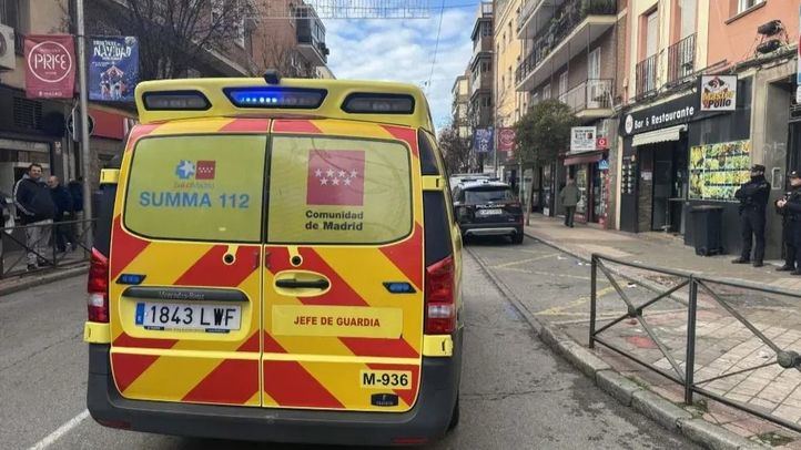 Sanitarios acuden a atender un aviso por un apuñalamiento en Usera
