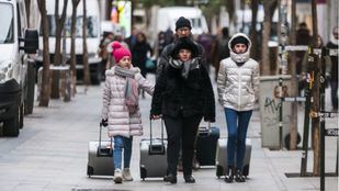 Gente abrigada en Madrid
