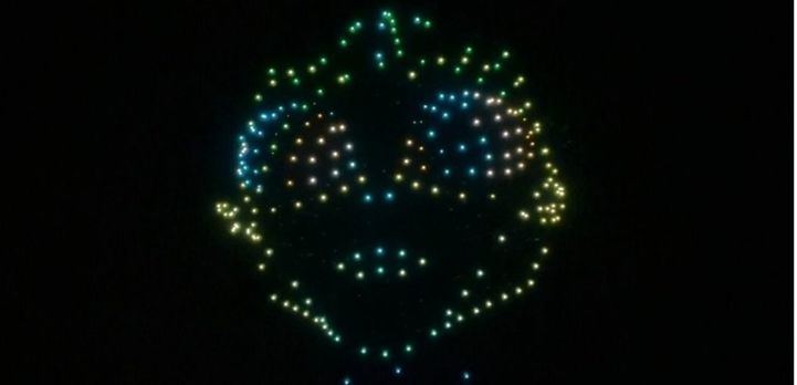 Detalle del cartel anunciador del espectáculo de drones en Brunete