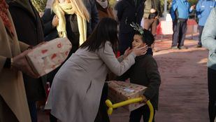 Entrega de regalos a los niños de Las Caracolas