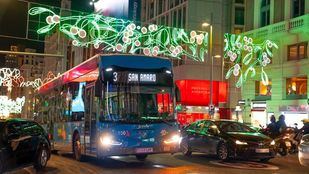 Autobús de la EMT por las calles de Madrid adornadas con las luces de Navidad