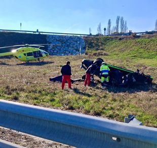 Un conductor sale despedido de su coche en la carretera A-1