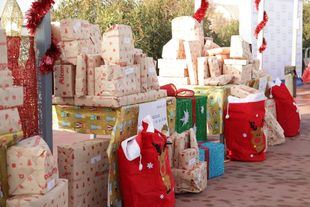 Regalos de Navidad para los menores que viven en el Centro de Emergencia Temporal Las Caracolas.