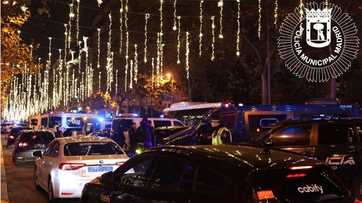 Unidades de la Policía Municipal en una calle de Madrid en Navidad