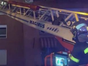 Los bomberos evacuan a once residentes tras un incendio en una vivienda de Leganés