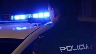 Agente de la Policía Nacional en una patrulla nocturna