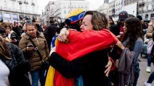Cientos de venezolanos celebran el arresto de Maduro en la Puerta del Sol