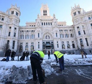 Madrid esparce sal por las principales vías de la ciudad