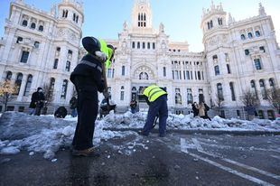 Imagen de archivo: Borja Carabante, delegado del Área de Medio Ambiente del Ayuntamiento de Madrid, supervisa en Cibeles las labores de limpieza de las alcantarillas para evitar inundaciones tras Filomena