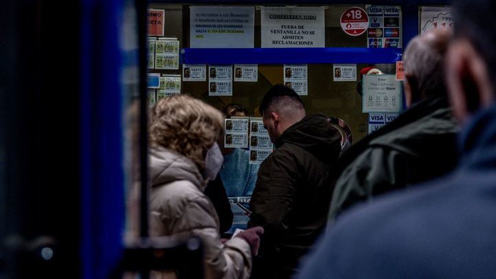 Gente comprando lotería para el Sorteo Extraordinario de 'El Niño'